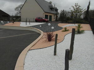 Douceur des boules lumineuses et verticalité des piquets ardoise