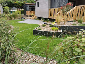 Jardinière en palis de schiste + massifs en paillage végétal