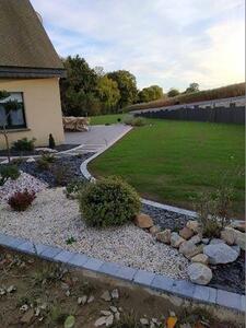 Massif minéral & bordures en pavés